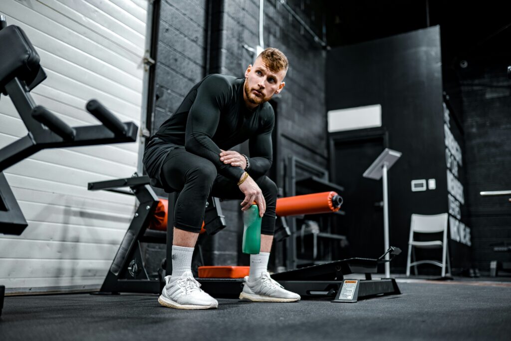 Athlete resting during a training session, emphasizing the importance of nutrition timing for peak performance